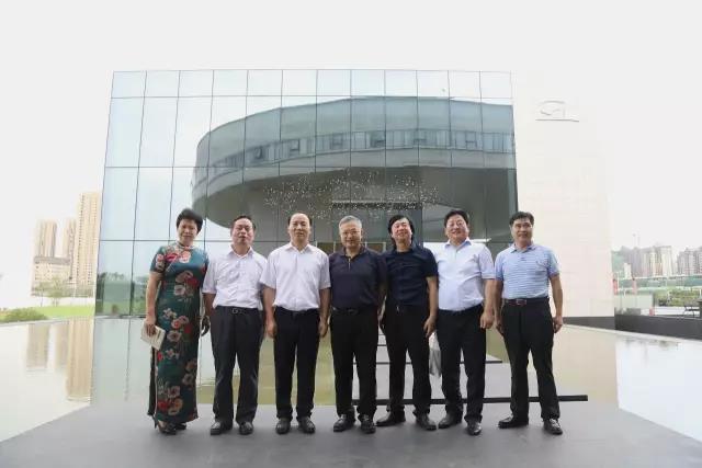 微信图片_20170817103019 湖南省人大常委会副主任王柯敏一行参观调研李自健美术馆！