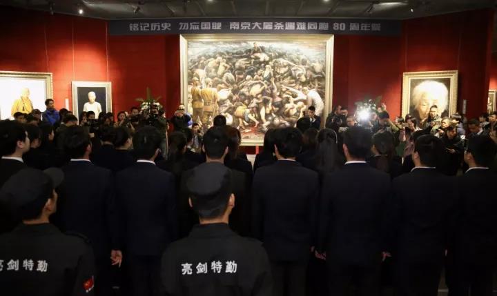 微信图片_20171214102401 【国家公祭日】李自健美术馆《南京大屠杀》巨画前公祭遇难同胞，作者李自健现场讲述《南京大屠杀》背后的故事