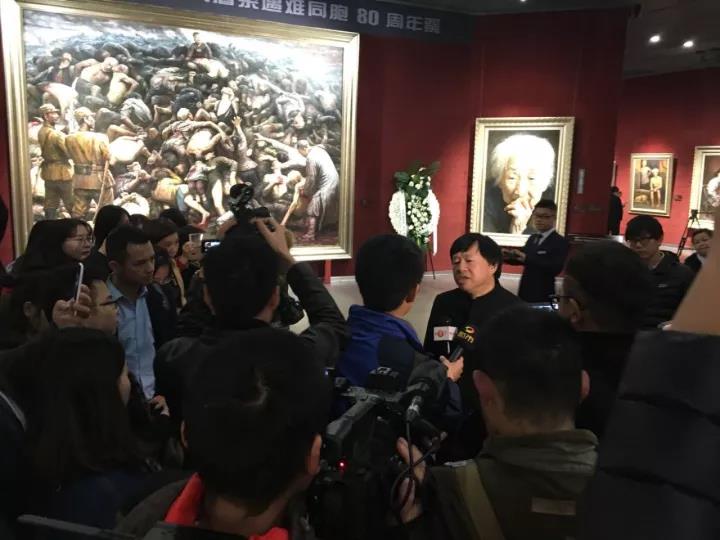 微信图片_20171214102401 【国家公祭日】李自健美术馆《南京大屠杀》巨画前公祭遇难同胞，作者李自健现场讲述《南京大屠杀》背后的故事