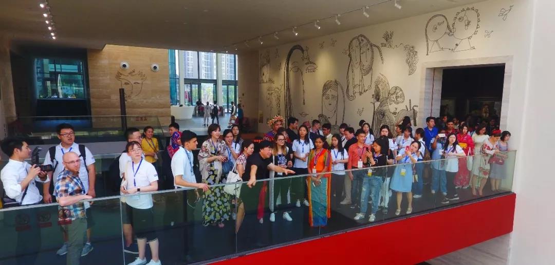 微信图片_20180524094704 2018长沙媒体艺术节暨“一带一路”青年创意与遗产论坛长沙开幕，50余国青年代表首站齐聚李自健美术馆，文明·友谊的纽带在这里展开