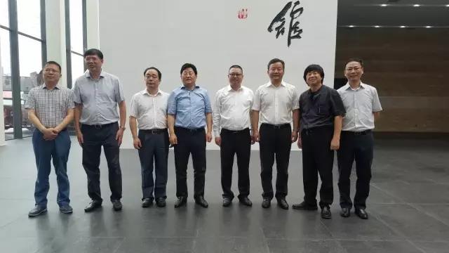 微信图片_20170521101842 肖翔、曹立军一行参观调研李自健美术馆
